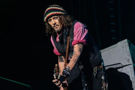 Dass Johnny Depp neben der Schauspielerei ein begabter Maler ist, ist kein Geheimnis, und auch seine Aktivitäten mit seiner Band Hollywood Vampires sind bekannt. Doch dass der Star leidenschaftlich gern Barbies sammelt…wer hätte das gedacht?