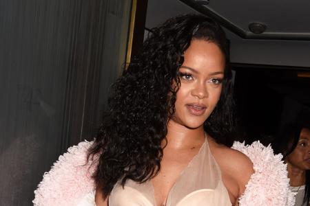 Wohlbetuchte Promis können es sich leisten, viel zu reisen — vorausgesetzt sie möchten es noch, wenn sie ohnehin schon viel on the road sind. Rihanna zum Beispiel kehrt bei jeder Gelegenheit in ihre H ...
