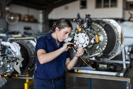 Flugzeugkonstrukteurin bei der Arbeit Flugzeugkonstrukteurin bei der Arbeit