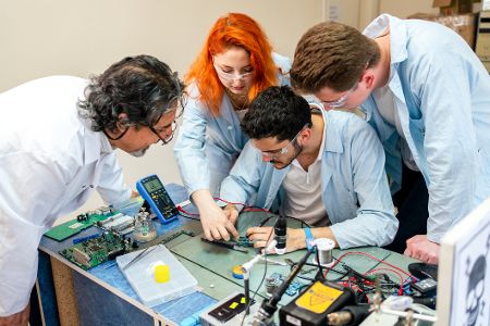 Gruppe von Azubis bei der Arbeit