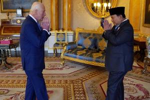 Mit traditioneller Geste: König Charles III. empfängt Prabowo Subianto