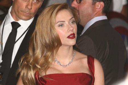 Zwei Mal — 2018 und 2019 — führte das Magazin 'Forbes' Scarlett als höchstbezahlte Schauspielerin des Jahres. Ihr Vermögen wird auf 165 Millionen US-Dollar geschätzt.