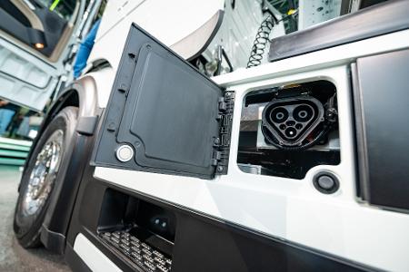 Ladestecker statt Tankstutzen - der neue E-Lkw kommt mit einer Ladung bis zu 500 Kilometer weit. (Archivbild)