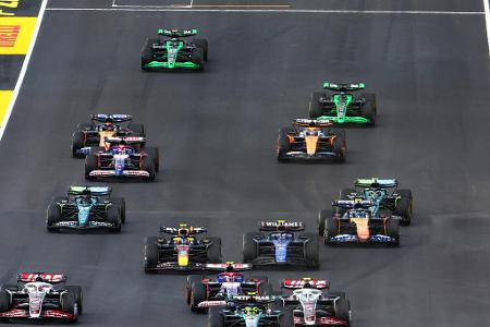 Diese F1-Piloten haben die meisten Strafpunkte gesammelt - Seit 2014 gibt es in der Formel 1 ein Strafpunkte-System, bei dem die Fahrer - wie beim normalen Führerschein - Punkte auf ihre Fahrerlizenz erhalten, wenn sie einen Regelverstoß begehen. Wer hat seitdem die meisten Punkte gesammelt? Das Portal 'crash.net' hat eine Top 10 zusammengestellt, in der vier aktuelle F1-Piloten zu finden sind: Diese F1-Piloten haben die meisten Strafpunkte gesammelt - Seit 2014 gibt es in der Formel 1 ein Strafpunkte-System, bei dem die Fahrer - wie beim normalen Führerschein - Punkte auf ihre Fahrerlizenz erhalten, wenn sie einen Regelverstoß begehen. Wer hat seitdem die meisten Punkte gesammelt? Das Portal 'crash.net' hat eine Top 10 zusammengestellt, in der vier aktuelle F1-Piloten zu finden sind:
