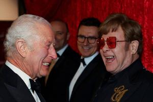 König Charles III. amüsiert mit Elton John und Satire
