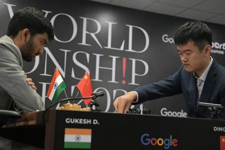 Schach-WM: Titelverteidiger Ding gewinnt erstes Spiel Schach-WM: Titelverteidiger Ding gewinnt erstes Spiel