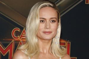 Brie Larson mit dunklem Pixie-Cut kaum zu erkennen