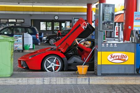 Ferrari LaFerrari, Tankstelle