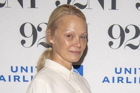 Natürlich gibt es auch noch andere lebende Stars, die eine Handvoll Ehen hinter sich haben, und Billy Bob Thornton ist keinesfalls Rekordhalter. Pamela Anderson sagte ebenfalls sechs Mal Ja, wobei ihr ...