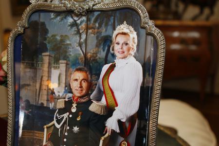 Niemand trat jedoch so oft vor den Traualtar wie Hollywood-Legende Zsa Zsa Gabor, die insgesamt neun Mal verheiratet war, zuletzt mit Prinz Frederick von Anhalt. Das Paar war von 1986 bis zu ihrem Tod ...