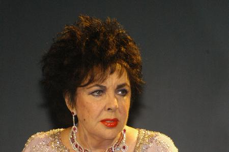 Legendär sind auch die vielen Ehen von Elizabeth Taylor, insgesamt acht. Ihre große Liebe Richard Burton heiratete sie sogar gleich zwei Mal.