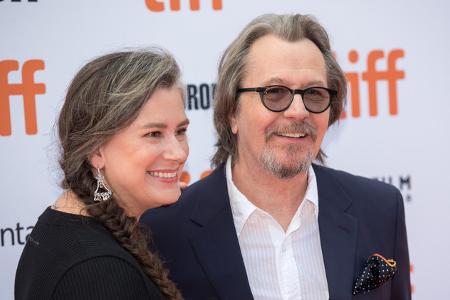 Schauspieler Gary Oldman (Foto) war unter anderem mit Uma Thurman verheiratet. Seit 2017 ist er mit Gisele Schmidt glücklich. Auch er kommt insgesamt auf fünf Ehen, genauso wie Joan Collins.