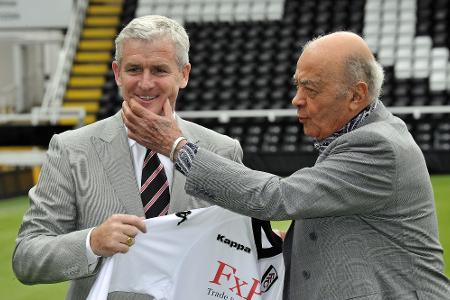 Al Fayed (r.) gehörte jahrelang der Londoner Fußballclub Fulham. (Archivbild)
