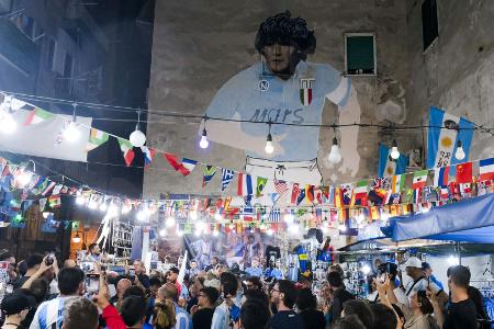 Nur im Kolosseum mehr Besucher: Maradona-Bild zieht Massen an Nur im Kolosseum mehr Besucher: Maradona-Bild zieht Massen an