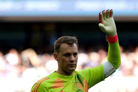 FC Bayern - TOR: Manuel Neuer - Note: 2,5 - Schaltete sich wie zuletzt gegen PSG viel ins Spiel ein. Erlaubte sich diesmal aber mehrfach kleinere Ungenauigkeiten. Verhinderte nach der Pause mit toller Parade die Vorentscheidung durch Sabitzer (62.), beim Gegentor gegen Gittens' Kracher chancenlos.
