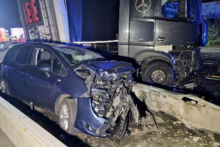 Die Wucht der Zusammenstöße ließ völlig demolierte Autowracks zurück.