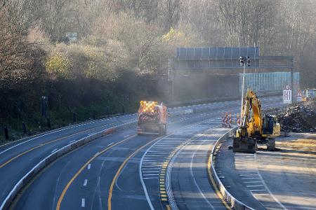 Nach einer Lkw-Chaosfahrt müssen Autobahnabschnitte gesperrt, gereinigt und überprüft werden.