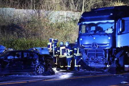Viele Feuerwehrleute sind nach einer Lkw-Chaosfahrt im Einsatz. 