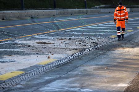 Unfallspuren nach einer Lkw-Chaosfahrt über NRW-Autobahnen. 