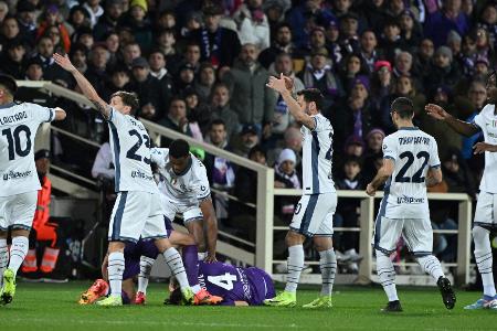 Drama bei Florenz-Inter: Bove auf Spielfeld zusammengebrochen Drama bei Florenz-Inter: Bove auf Spielfeld zusammengebrochen