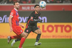 Siebter Sieg in Folge: Frankfurt hat Bayern im Blick