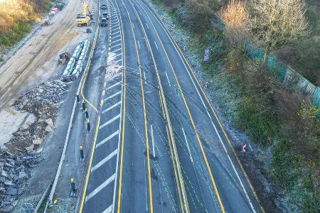 Unfallspuren auf der A1 nach Chaosfahrt eines Lastwagens (Foto aktuell).