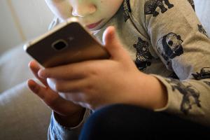 Die meisten Kinder ab zehn Jahren haben ein Smartphone