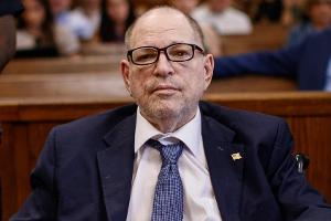 Inhaftierter Harvey Weinstein wurde ins Krankenhaus eingeliefert
