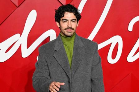Musiker Joe Jonas schaut auf dem vom British Fashion Council veranstalteten Event vorbei...