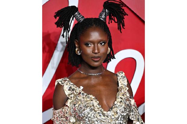 Schauspielerin Jodie Turner-Smith erschien in einem glitzernden Burberry-Outfit...