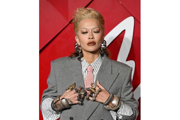 ...Rita Ora konnte mit ihren Outfit, welches eine Hommage an David Bowie zu sein schien, nicht punkten.
