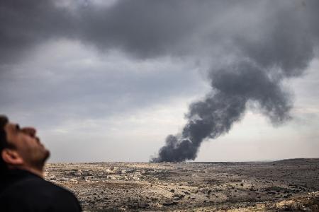 Das Foto des dpa-Fotografen Anas Alkharboutli zeigt aufsteigenden Rauch während der anhaltenden Kämpfe in Syrien.