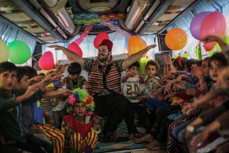 Das Foto des getöteten dpa-Fotografen Anas Alkharboutli zeigt einen Lehrer mit syrischen Kindern in einem mobilen Klassenzimmer.