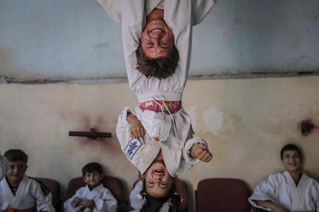 Ein ausgezeichnetes Bild von Anas Alkharboutli, das einen Karate-Kurs für Kinder in einer Schule im Dorf Aljiina zeigt. 
