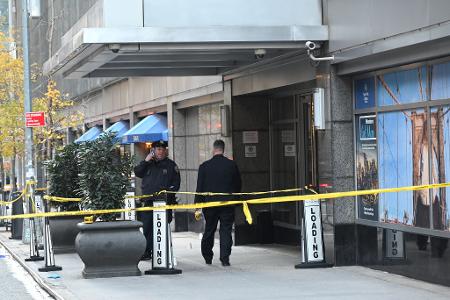 Der Versicherungsmann wurde vor einem Hotel- und Wohngebäude nahe dem Times Square erschossen. Der Versicherungsmann wurde vor einem Hotel- und Wohngebäude nahe dem Times Square erschossen.