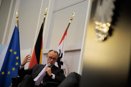 Deutschland dürfe nicht Kriegspartei werden, bekräftigt Merz. 