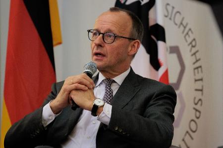 Friedrich Merz empört sich über Annalena Baerbock. Friedrich Merz empört sich über Annalena Baerbock.
