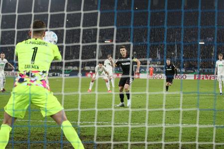 Sieg im Elferkrimi: Augsburg wirft Karlsruhe raus Sieg im Elferkrimi: Augsburg wirft Karlsruhe raus