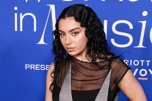 Charli xcx: Auf Tour gehen ist für sie "emotional sehr schwierig"
