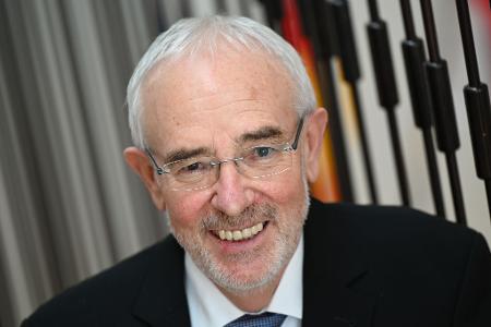Hessens oberster Datenschützer, Prof. Roßnagel, verbucht Erfolg im Konflikt um Sparpreistickets der Bahn (Archivbild). Hessens oberster Datenschützer, Prof. Roßnagel, verbucht Erfolg im Konflikt um Sparpreistickets der Bahn (Archivbild).