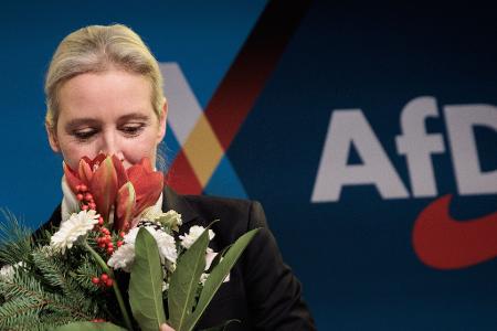 Von Co-Parteichef Tino Chrupalla gab es Blumen. Er tritt für den Wahlkampf einen Schritt zurück. 