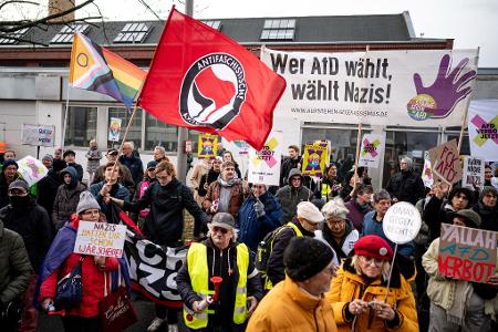 Vor der AfD-Bundesgeschäftsstelle im Norden Berlins demonstrieren etwa 200 Menschen lautstark gegen die 