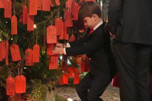 Bei Weihnachtskonzert: Prinz Louis hängt süße Botschaft an den Baum