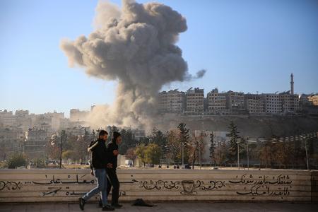 Russische und syrische Kampfflugzeuge haben bei einer Gegenoffensive gegen die Rebellen ihre Angriffe auf die von der Opposition gehaltenen Städte Aleppo und Idlib verstärkt. (Archivbild)