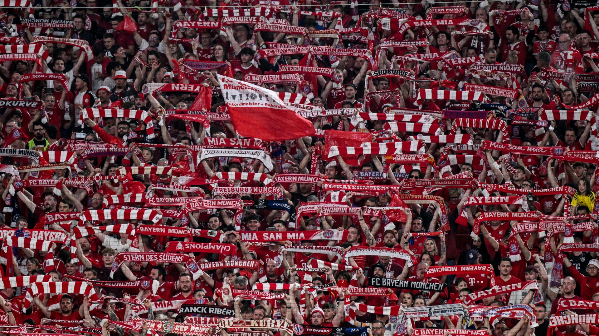 "Immer vorwärts, FC Bayern!" Fans singen neue Hymne ein