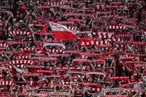 "Immer vorwärts, FC Bayern!": Fans singen neue Hymne ein