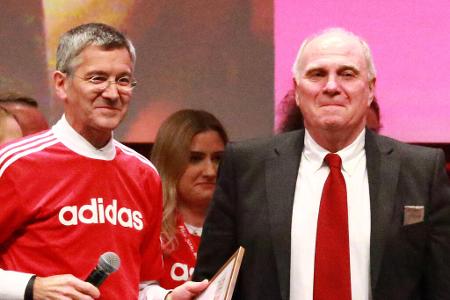 Bayerns verrückteste Jahreshauptversammlungen - 'Scheißstimmung', ein plagiiertes Gedicht und ein tränenreicher Abschied: Die Jahreshauptversammlungen des FC Bayern hatten es in den letzten Jahren in sich. Vor der JHV 2024 werfen wir einen Blick zurück auf die Highlights vergangener Mitglieder-Treffs beim Rekordmeister: Bayerns verrückteste Jahreshauptversammlungen - 'Scheißstimmung', ein plagiiertes Gedicht und ein tränenreicher Abschied: Die Jahreshauptversammlungen des FC Bayern hatten es in den letzten Jahren in sich. Vor der JHV 2024 werfen wir einen Blick zurück auf die Highlights vergangener Mitglieder-Treffs beim Rekordmeister: