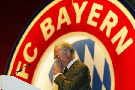 2002 - Die Vertrauensfrage - Als Kaiser Franz Beckenbauer noch Bayern-Präsident war, plante der Klub die Ausgliederung des Fußball-Bereichs in eine Kapitalgesellschaft. Durch die Halle der Jahreshauptversammlung schalten Pfiffe und Buhrufe. Daraufhin stellte Beckenbauer überraschend die Vertrauensfrage über die gesamte Führungsetage ...