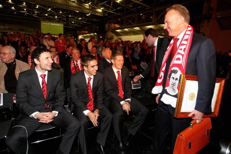 2009 - Rummenigge dichtet für Beckenbauer - Karl-Heinz Rummenigge überraschte 2009 wohl jeden im Saal. Denn für Ehrenpräsident Beckenbauer schrieb er ein Gedicht. Blöd nur, dass er sich dabei im Internet bediente. Die eigentliche Urheberin aus Hessen verklagte Rummenigge. Der FC Bayern und die Dame einigten sich außergerichtlich.