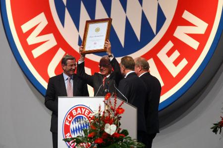 2009 - Rummenigge dichtet für Beckenbauer - Das besagte Gedicht: 'Lieber Franz, ich danke Dir. Ich danke Dir, ich danke Dir sehr. Ich danke Dir, das fällt uns nicht schwer. Ich danke Dir, danke Dir ganz toll. Weiß gar nicht, was ich alles sagen soll. Ich danke Dir, Du bist ein Schatz. Dies sage ich Dir in diesem Satz. Ich danke Dir, das fällt nicht schwer. Danke, danke, danke sehr. Und ein spezielles Dankesehr an 1860 für die Watschn an Dir.'